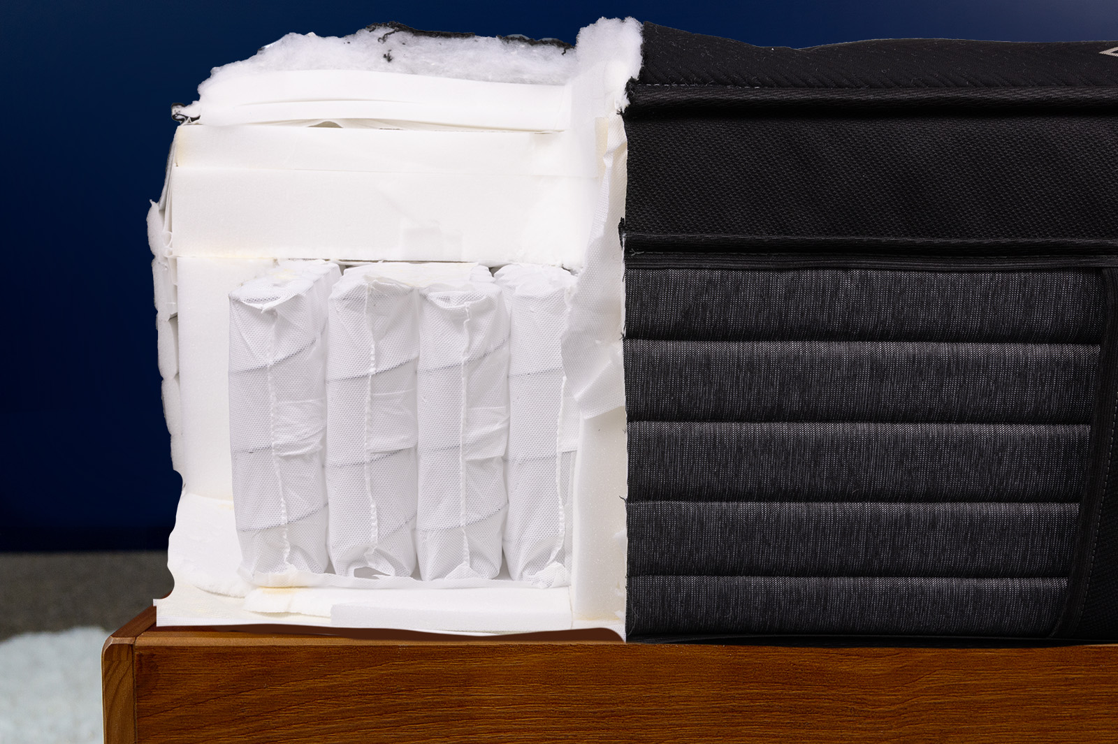 BeautyrestBlackPresidentialSuiteInternalsSide MattressReviewsca close up side photo of the beautyrest black hotel presidential suite's mattress layers